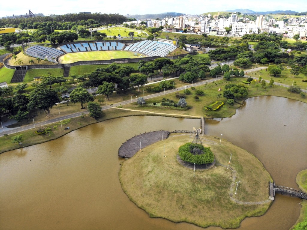 Vista aérea de Ipatinga MG, com lago e áreas verdes