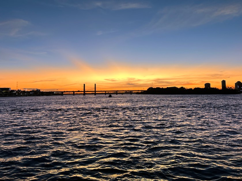 Pôr do sol sobre o Rio São Francisco e a ponte Juazeiro–Petrolina