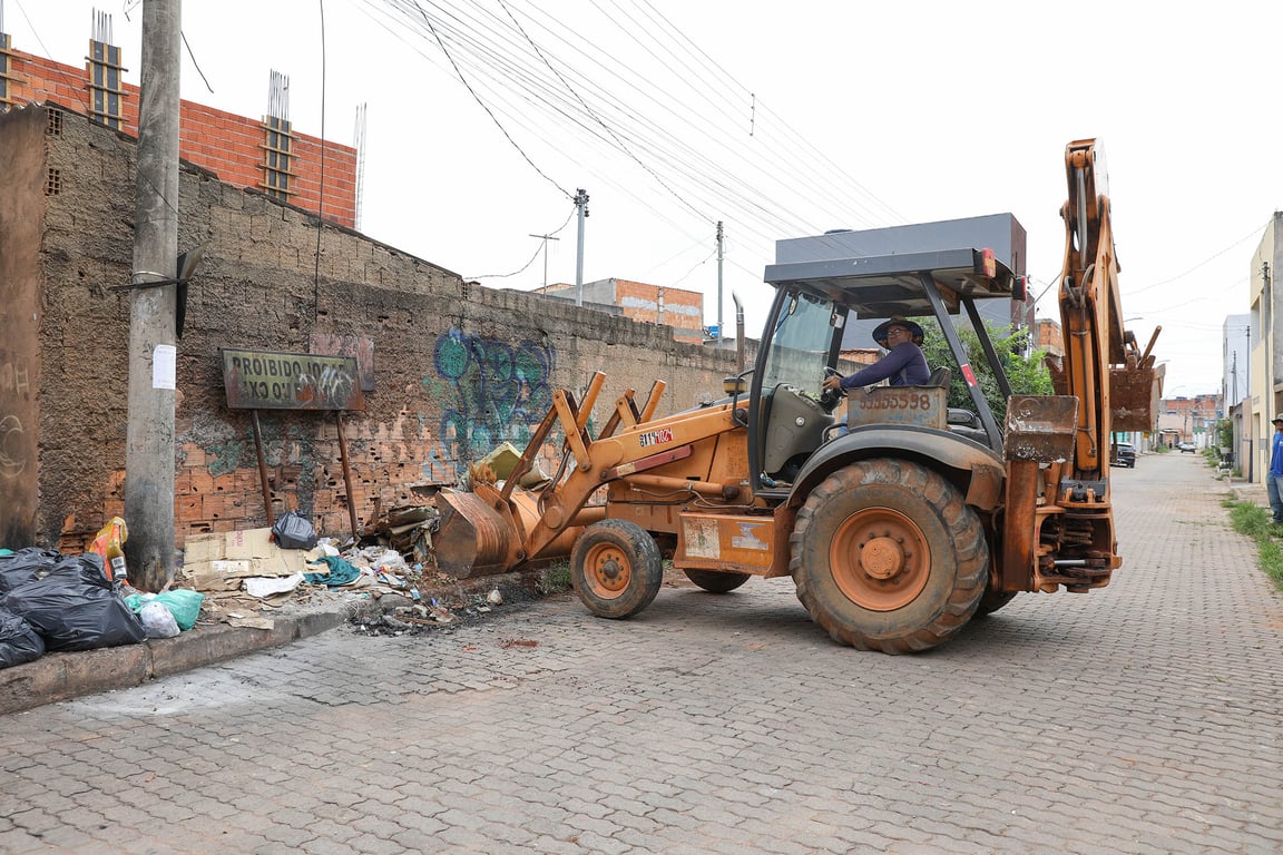 Pá-carregadeira em operação