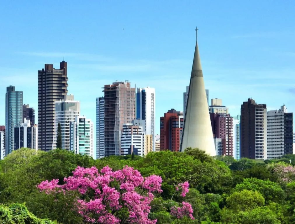 Vista aérea de Maringá com a Catedral ao fundo