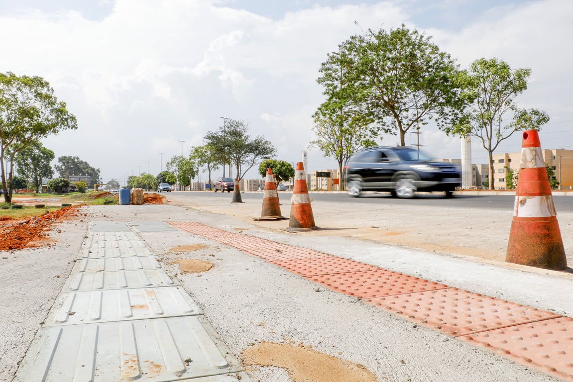 Obras de infraestrutura viária ilustrando frentes de serviço e mobilidade em regiões brasileiras