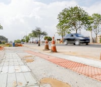 canteiro de obras com sinalização em via urbana, imagem contextual sobre mobilidade e infraestrutura.