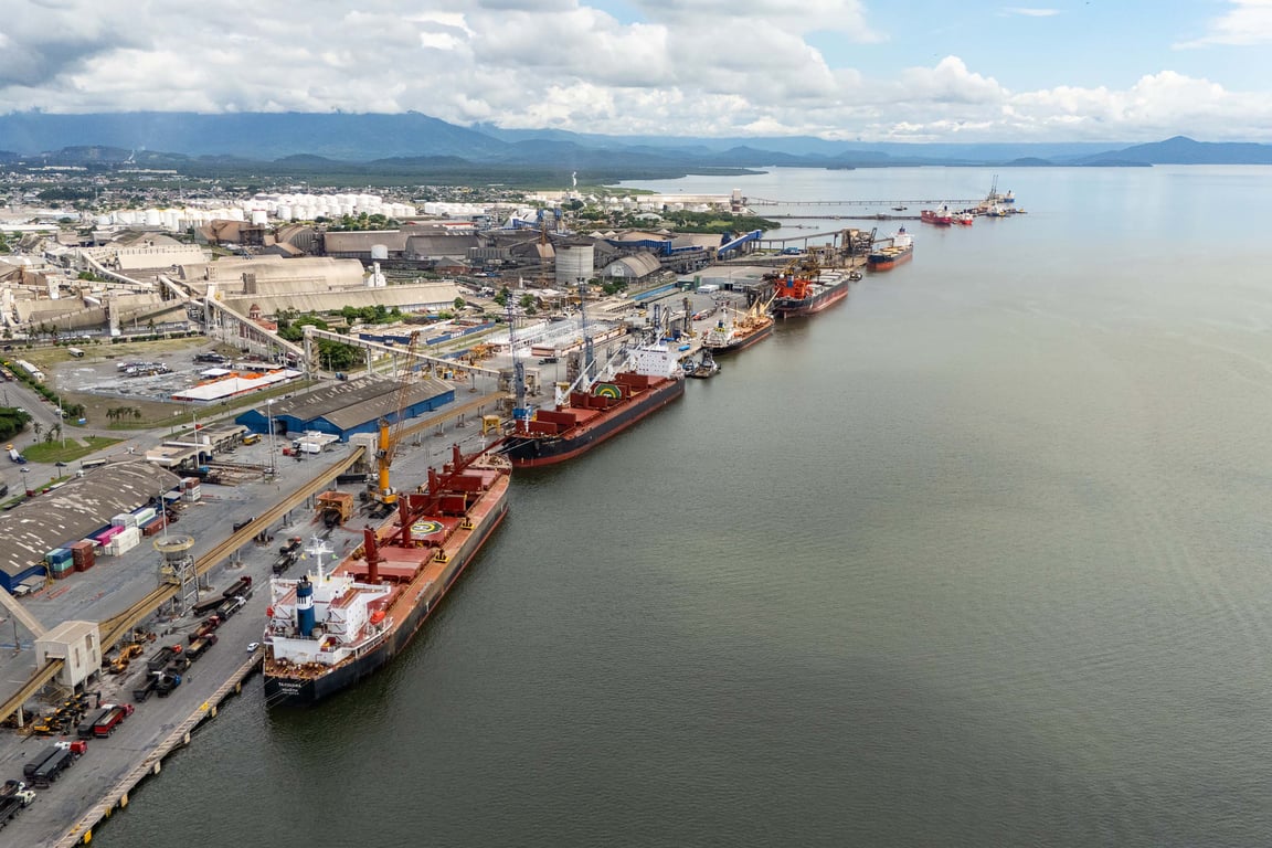 Vista aérea do Porto de Paranaguá, com navios cargueiros e silos ao entardecer