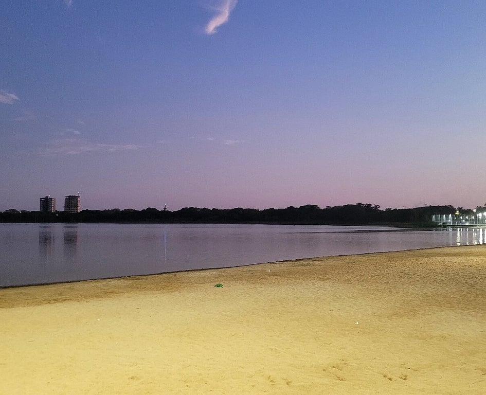 Vista da lagoa e da cidade de Lagoa da Prata, em Minas Gerais