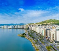 Vista panorâmica de Florianópolis, com a baía e a ponte ao fundo