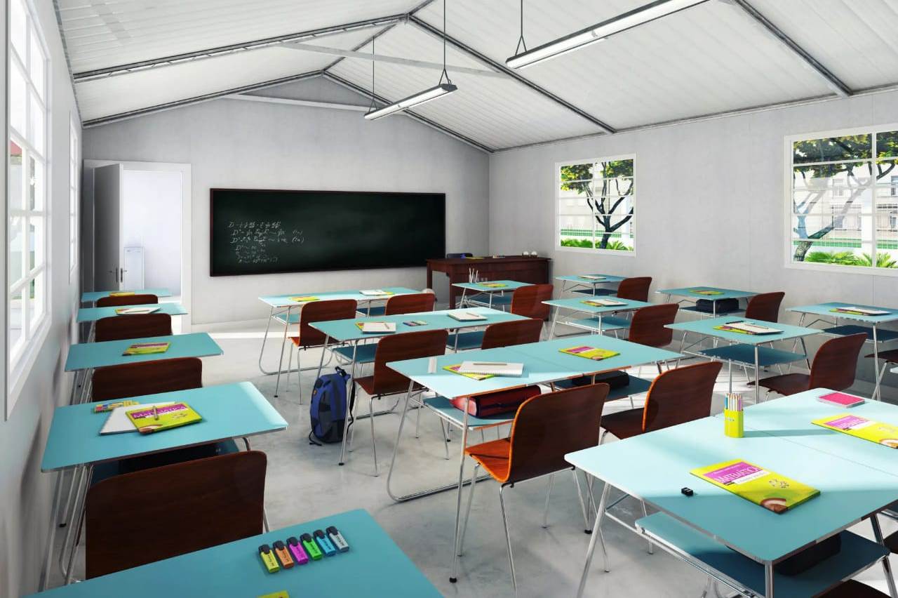 Sala de aula pública moderna, com carteiras, materiais e quadro ao fundo