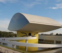 Museu Oscar Niemeyer em Curitiba durante o dia claro