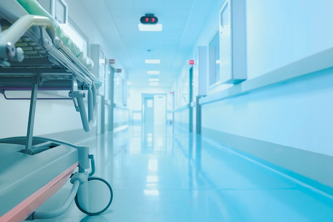 Ambiente hospitalar com leito e equipamentos, alusivo à UTI e à atuação da enfermagem crítica