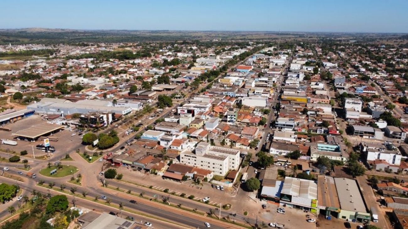 Vista aérea de Xinguara PA, com vias urbanas e horizonte da cidade.