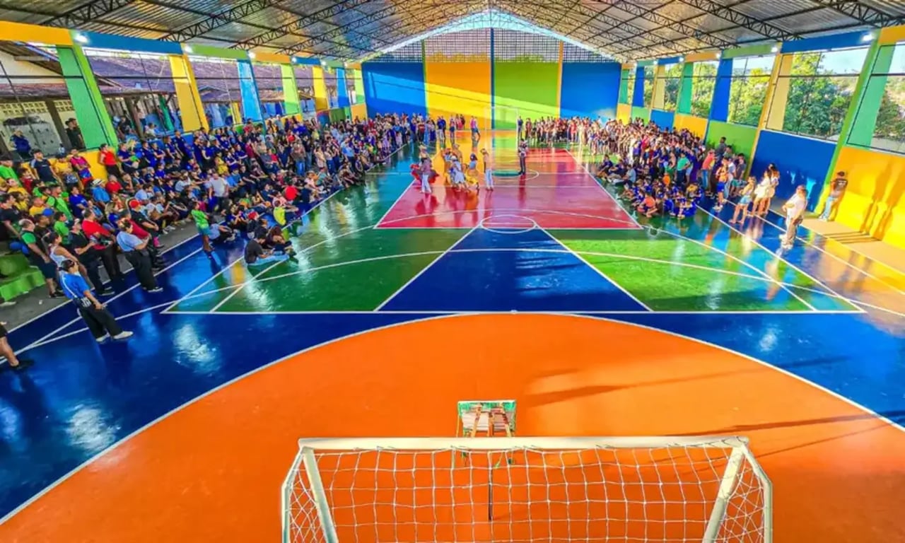 Quadra poliesportiva com público em ginásio escolar