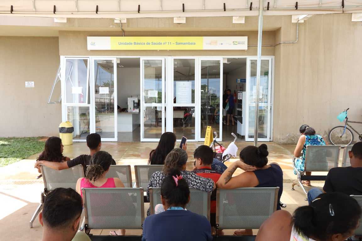 Profissional de saúde em unidade básica de saúde realizando atendimento