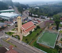 Vista aérea do centro de Arabutã SC, com prédios, ruas e um campo de futebol