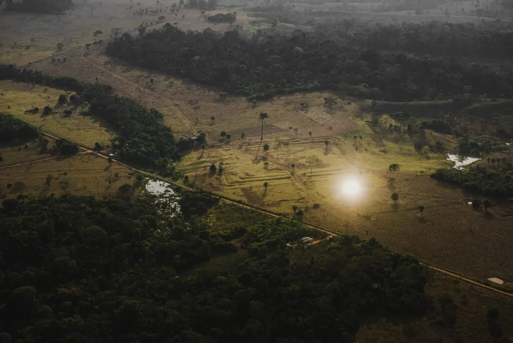 Paisagem do Acre com áreas abertas e vegetação amazônica, vista aérea horizontal