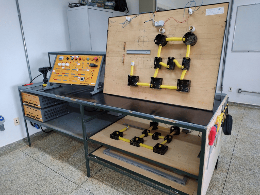 Laboratório universitário de engenharia elétrica com bancadas e equipamentos de potência