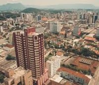 Vista urbana de Joinville SC, principal polo urbano do estado, relevante para serviços de urgência.