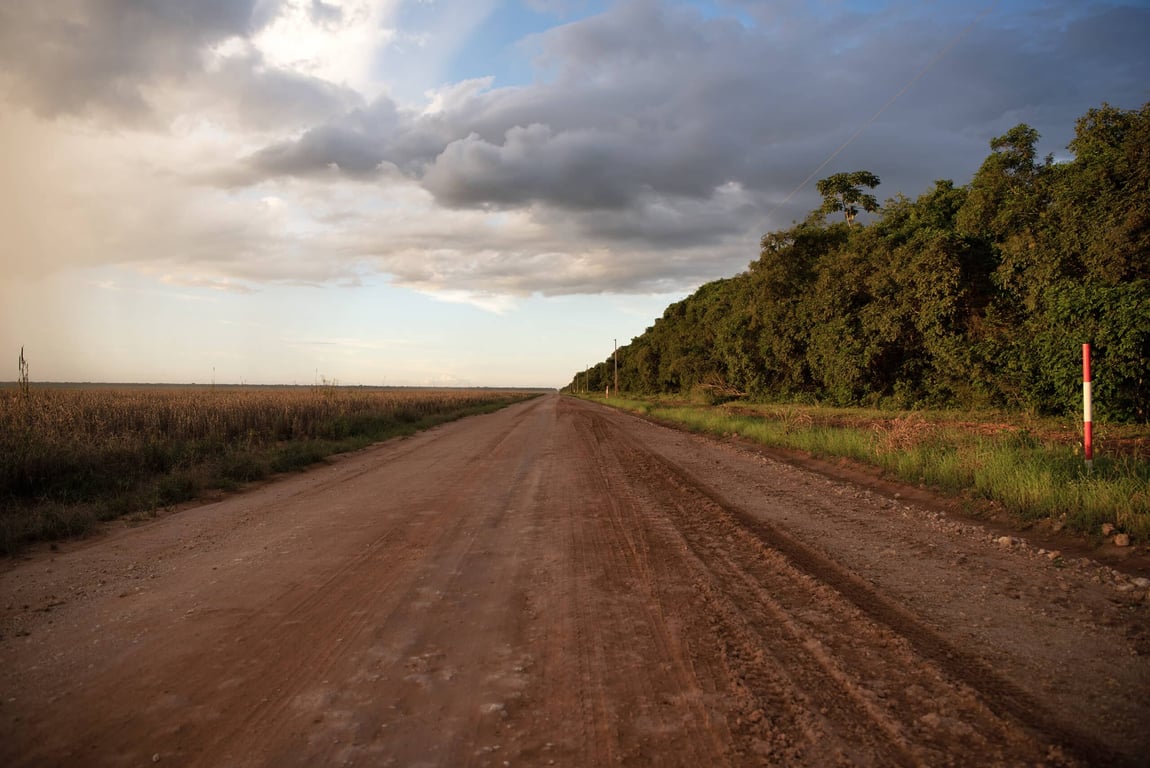 Estrada de terra no interior de Mato Grosso ao entardecer