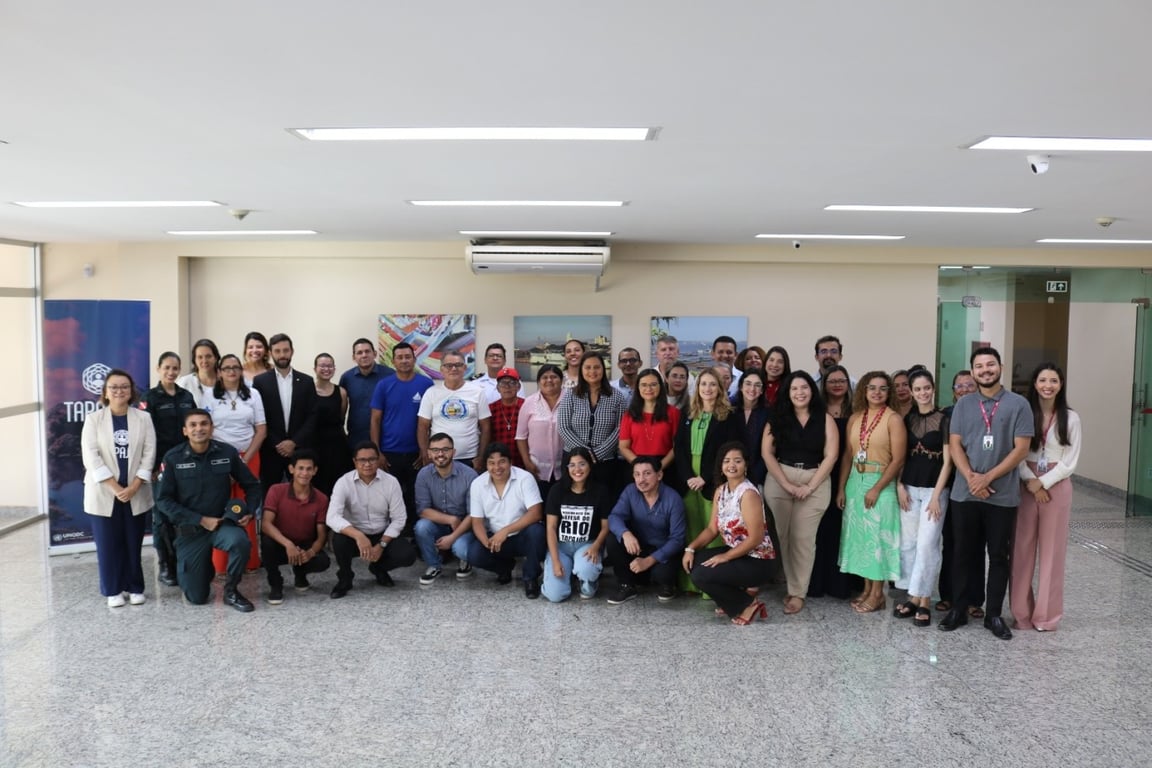 Equipe multidisciplinar em reunião, representando ações da assistência social