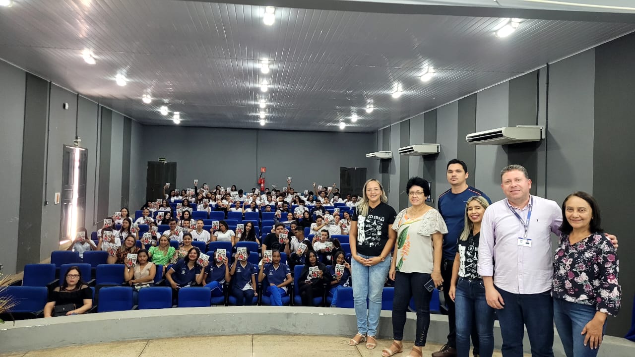 Auditório universitário com público em evento acadêmico