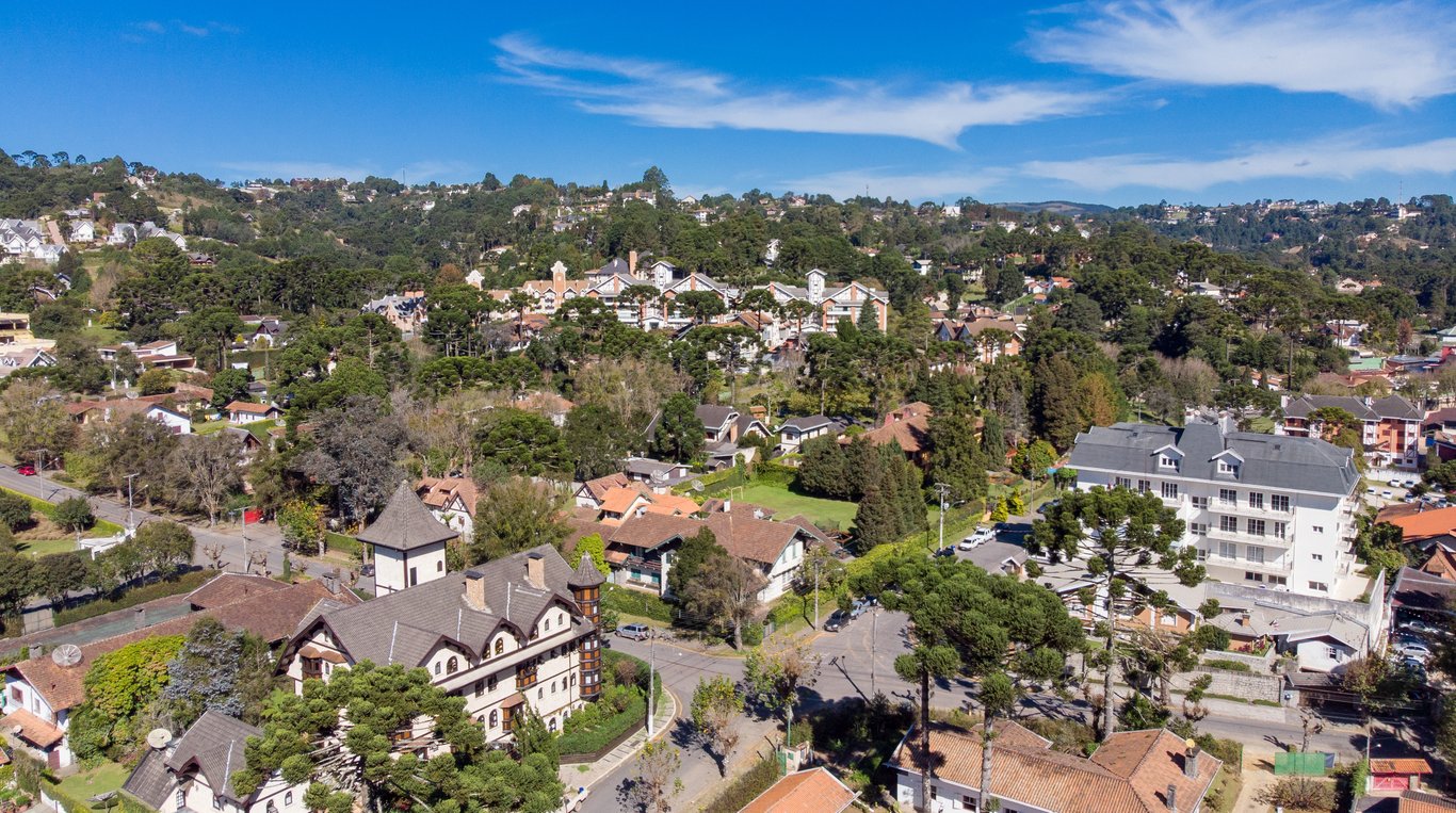 Vista urbana de Caçapava (SP) com montanhas ao fundo