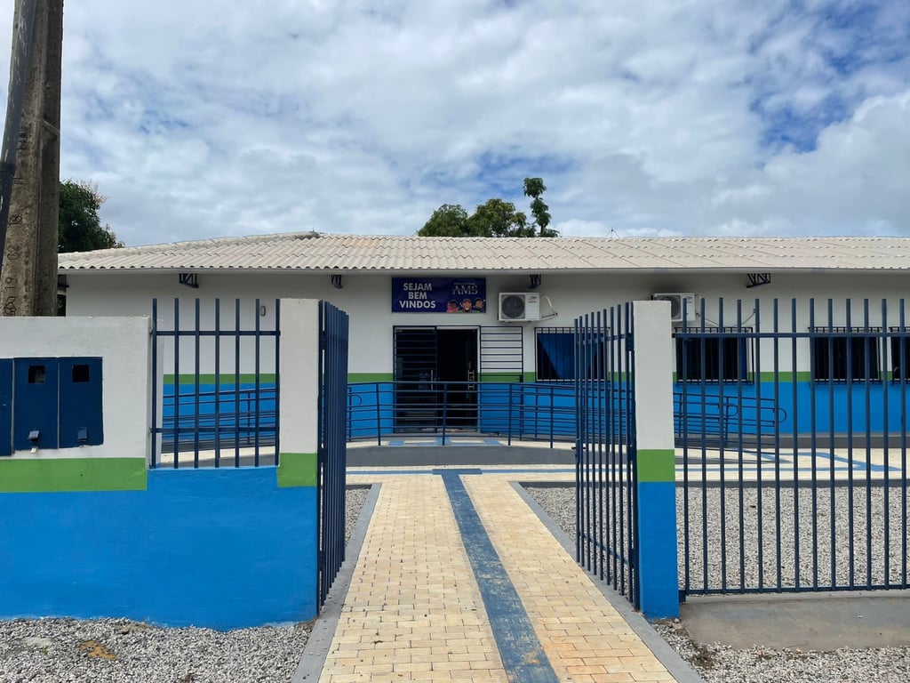 Entrada de escola pública no Nordeste do Brasil