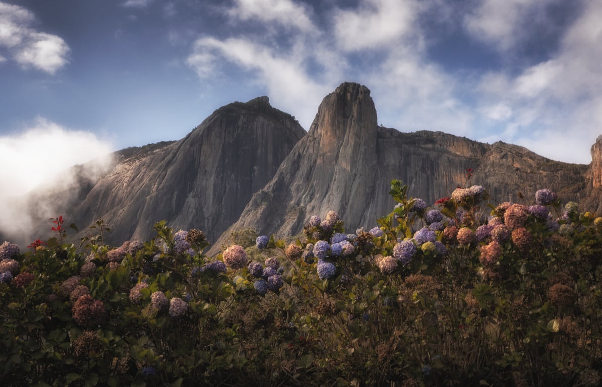 Amanhecer na Mantiqueira, com picos rochosos e trilha na paisagem, remetendo ao Parque Nacional do Itatiaia