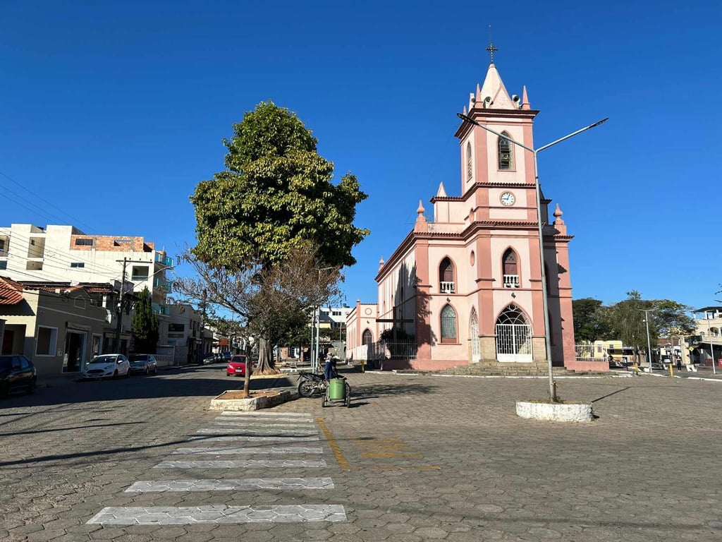 Vista urbana de São Tiago MG, com igreja e casario histórico