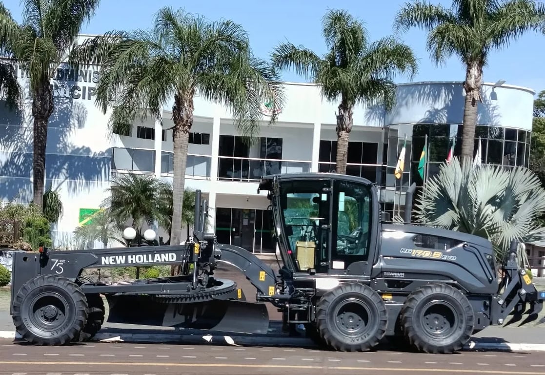 Máquina motoniveladora/retroescavadeira em ação em dia claro