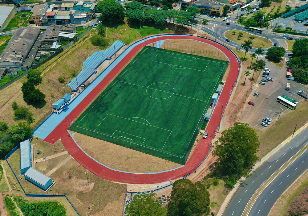 Complexo esportivo com pista de atletismo e campo
