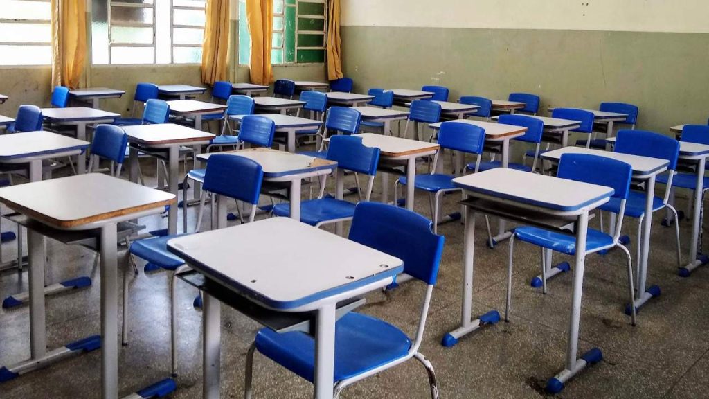 Sala de aula vazia em escola pública brasileira