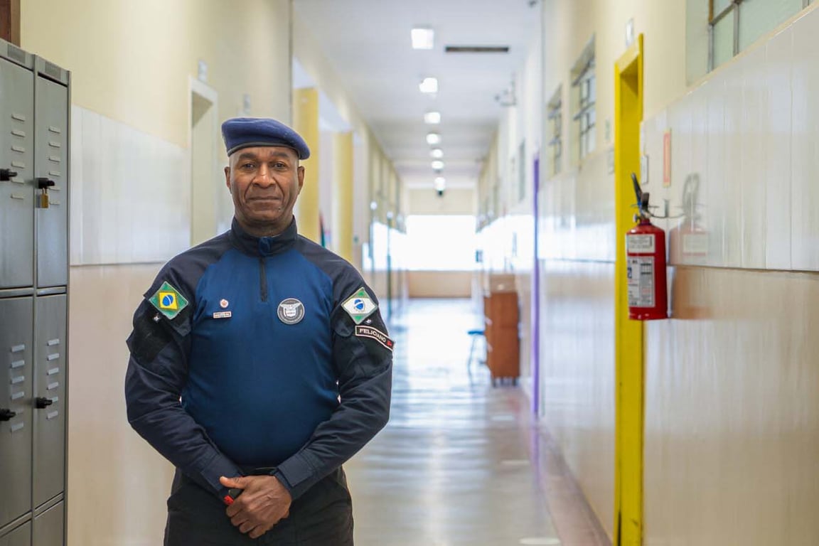 Monitor de segurança em corredor escolar (imagem ilustrativa)