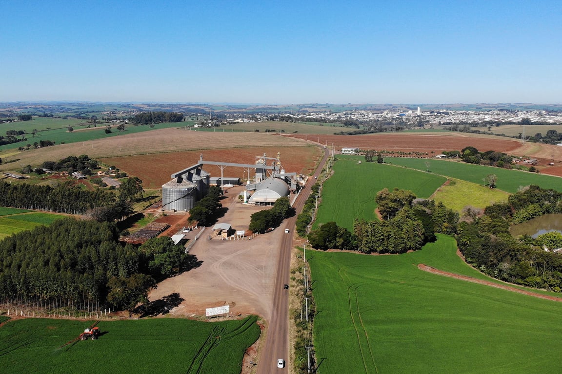 Paisagem do Noroeste do Paraná, com áreas agrícolas e estradas