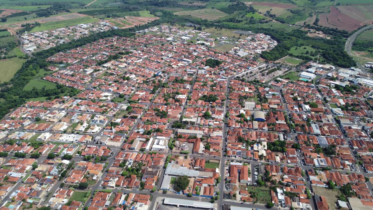 Vista aérea de Urupês SP, com malha urbana e vegetação ao redor, em dia claro