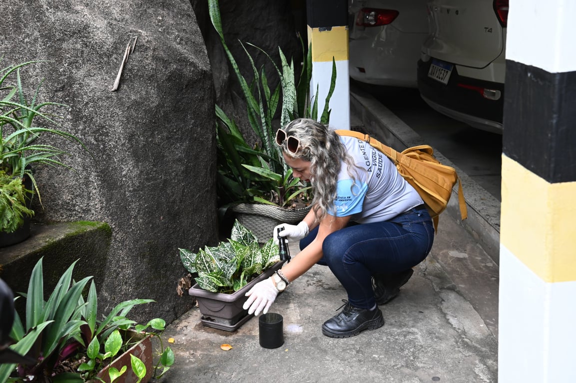 Agente de combate às endemias em ação orientando morador