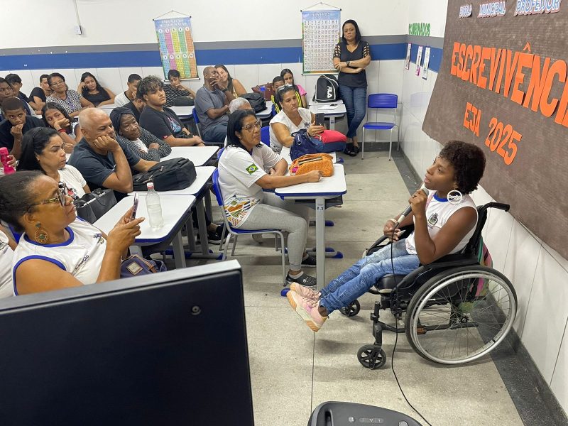 Sala de aula com docente em destaque e estudantes atentos, simbolizando oportunidades para educadores na rede municipal