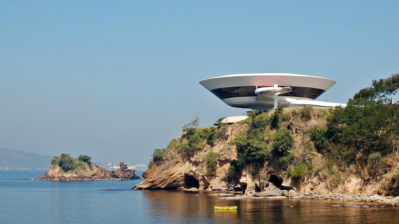 Museu de Arte Contemporânea de Niterói (MAC) com a Baía de Guanabara ao fundo
