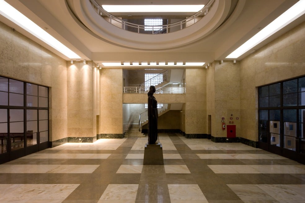 Ambiente interno de biblioteca pública, com estantes e espaço de leitura