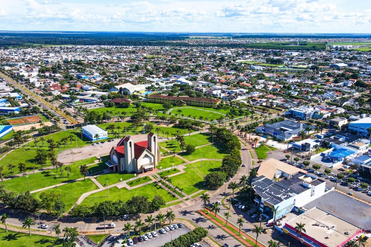 Vista aérea de Lucas do Rio Verde MT, cidade planejada com avenidas largas e áreas verdes