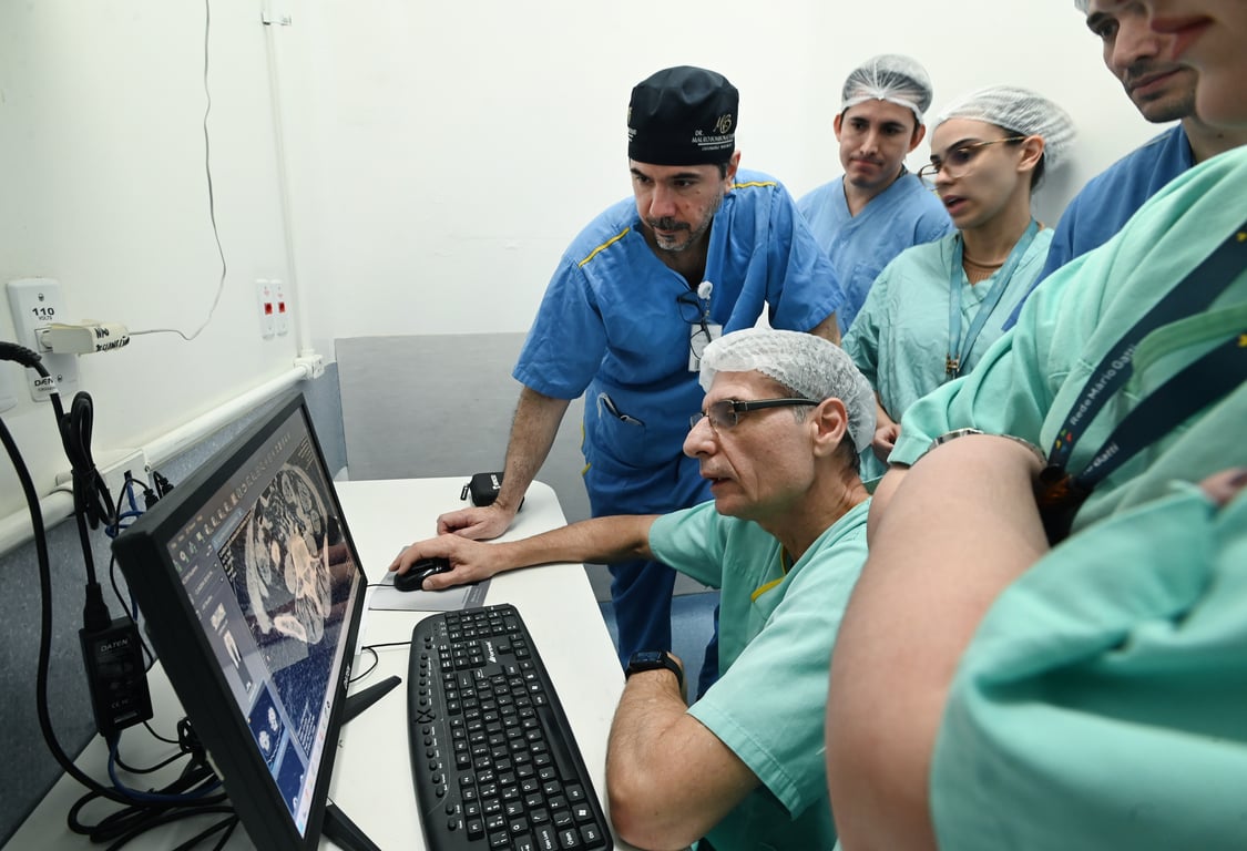 Equipe administrativa em unidade de saúde, trabalhando em computadores