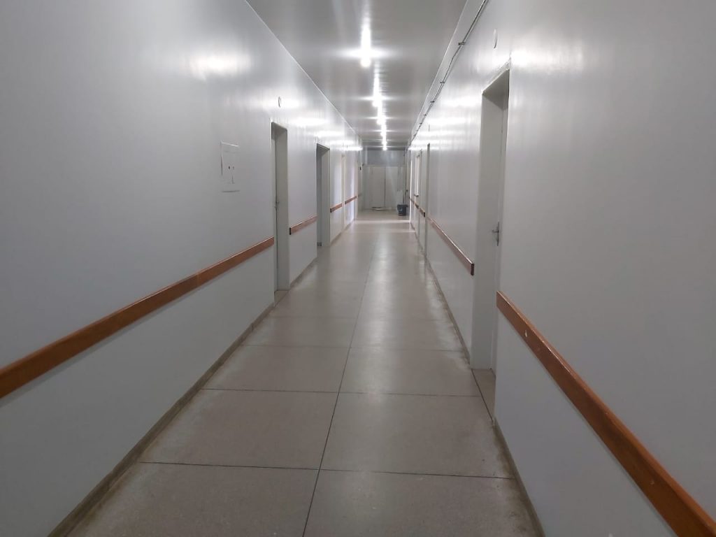 Corredor de hospital moderno