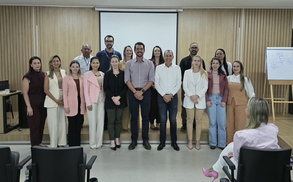 Profissionais de saúde em ambiente de laboratório
