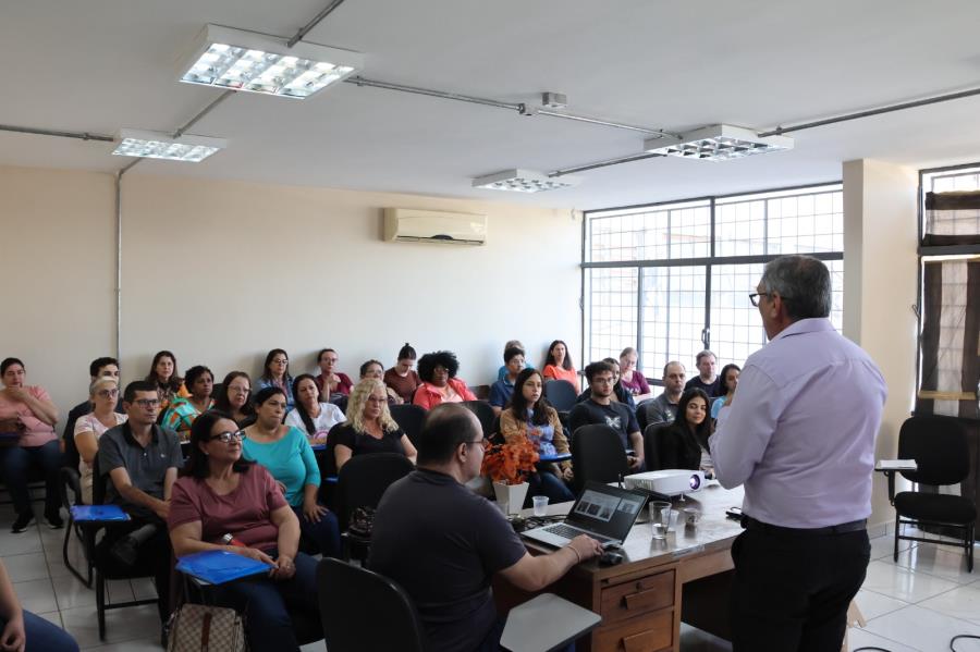 Profissionais de saúde em reunião de equipe em unidade pública