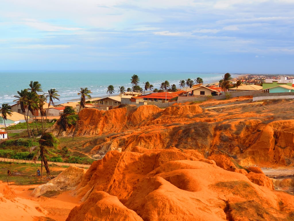 Falésias e praia na Costa Branca em Tibau RN, ao pôr do sol