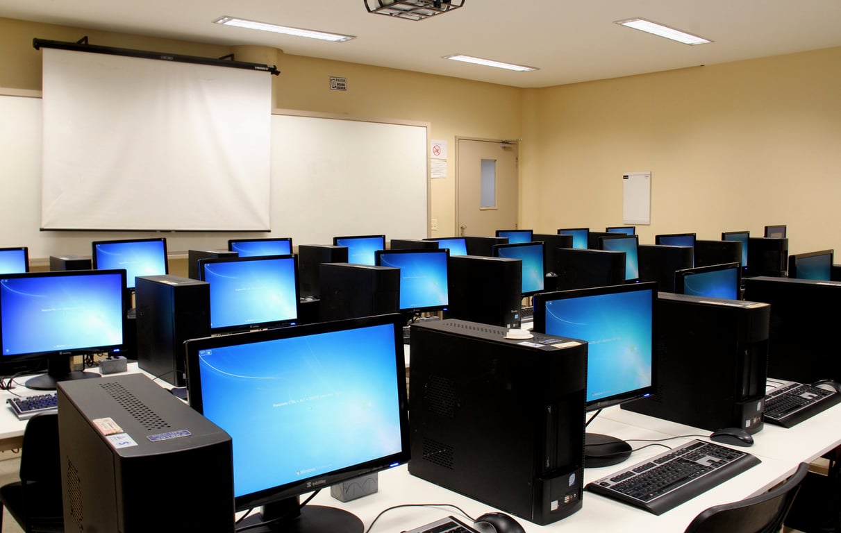 Laboratório de informática educacional com computadores