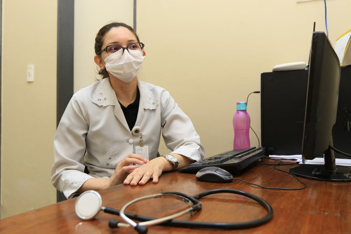 Profissional de saúde em atendimento