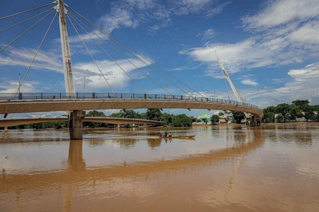 Ponte da Integração sobre o Rio Acre em Assis Brasil ao entardecer