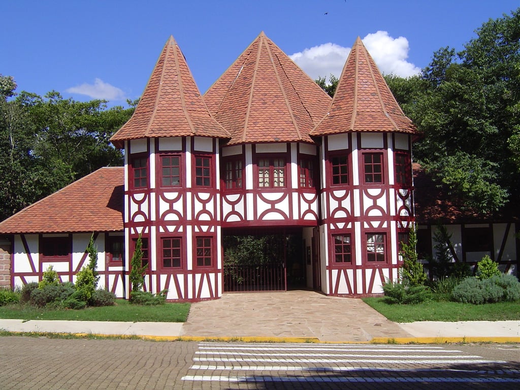 Praça central de cidade do interior do RS, arquitetura de colonização europeia, céu azul