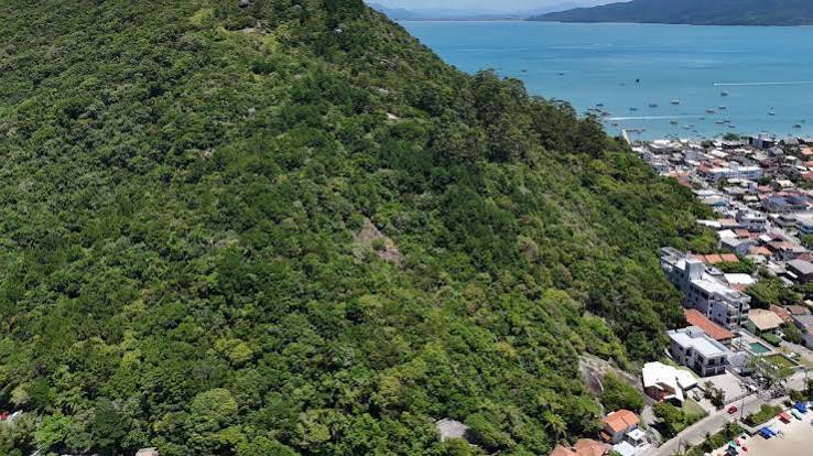 Vista aérea de cidade com morros, imagem ilustrativa do Oeste catarinense
