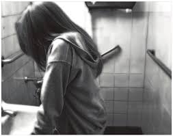 Profissional motorista ao volante de ônibus, com cinto afivelado e painel visível