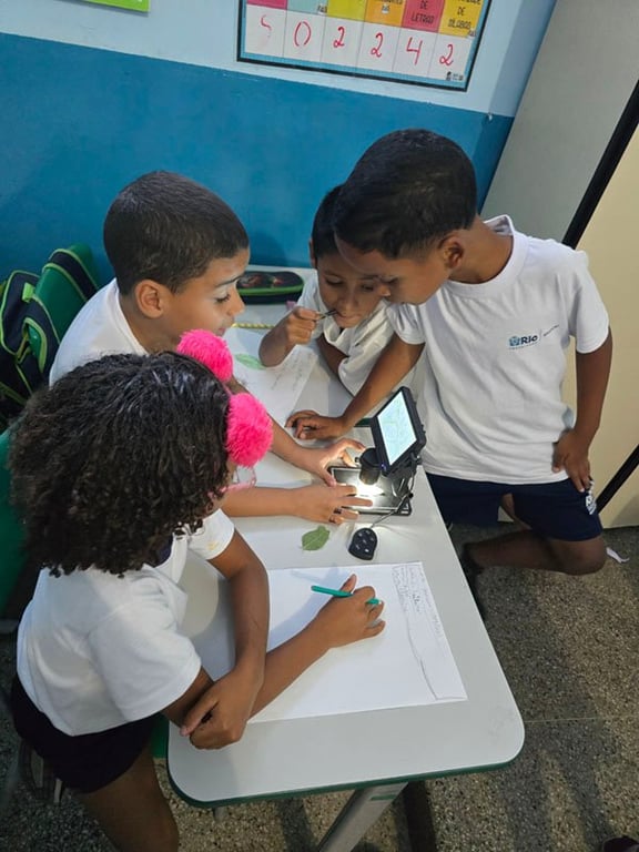 Crianças em sala de aula no ensino fundamental, em ambiente colaborativo