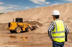 Equipe de obras públicas em manutenção de via